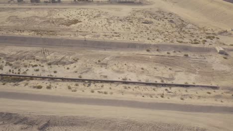 largo oleoducto en las imágenes aéreas del desierto