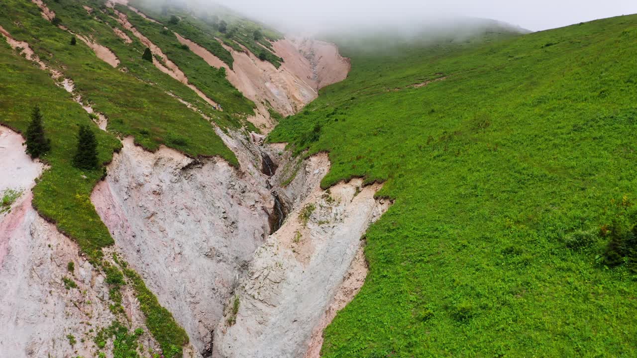 volando sobre el cañón entre verdes prados inclinados en la montañosa adjara de georgia