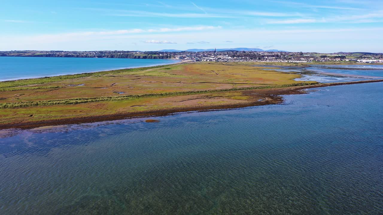 Flyfoto med dollybevegelse over grønne jorder i Waterford, Irland, nær Tramore strand