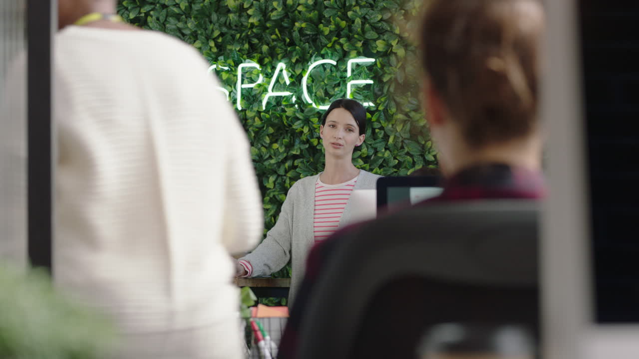 창의적인 사업가들이 만나는 백인 프로젝트 매니저 여성 회사 개발 전문가 아이디어 공유 트렌디한 현대 사무실 작업장에서 노트북을 사용하는 직원을 훈련시키는