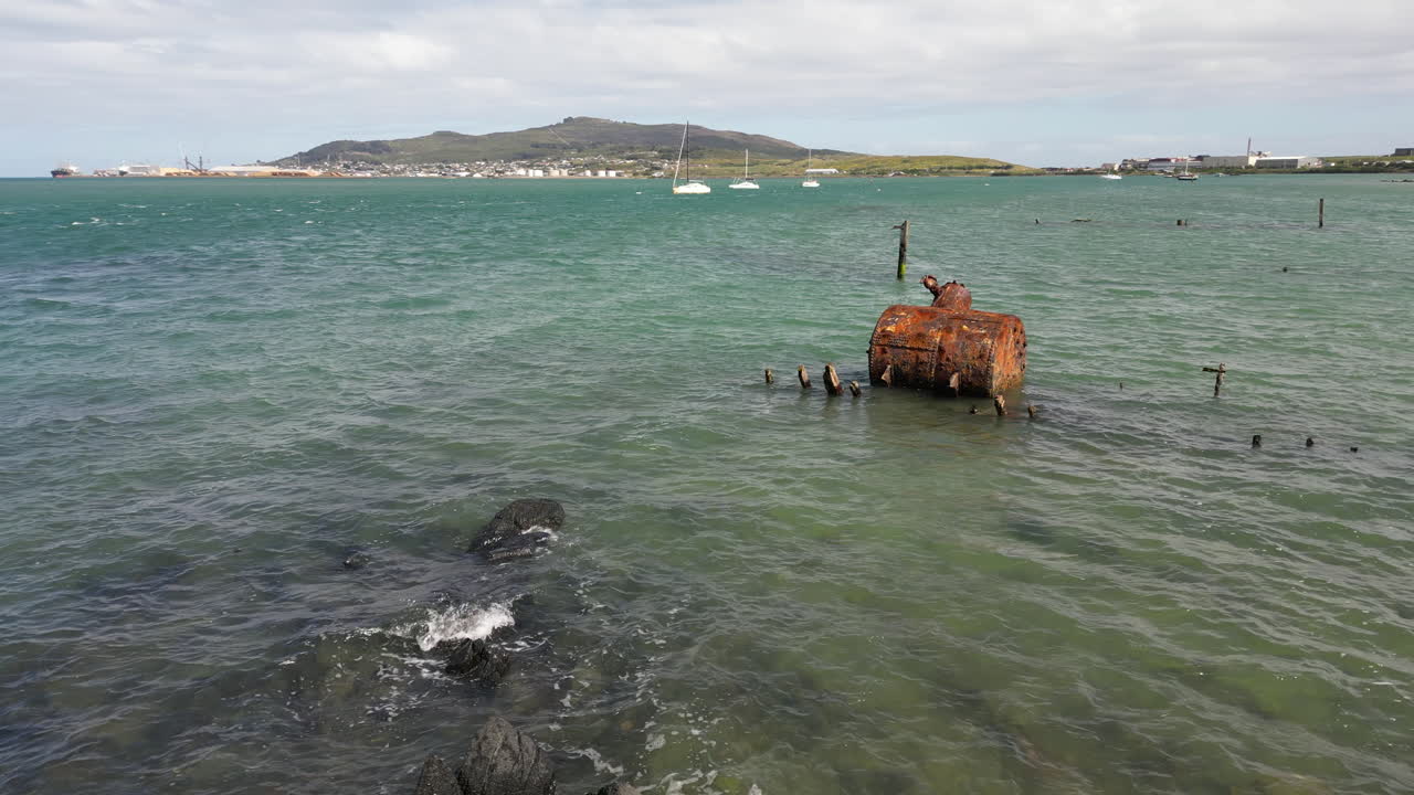 절벽에서 바다에 난파선의 금속 조각의 원형 보기