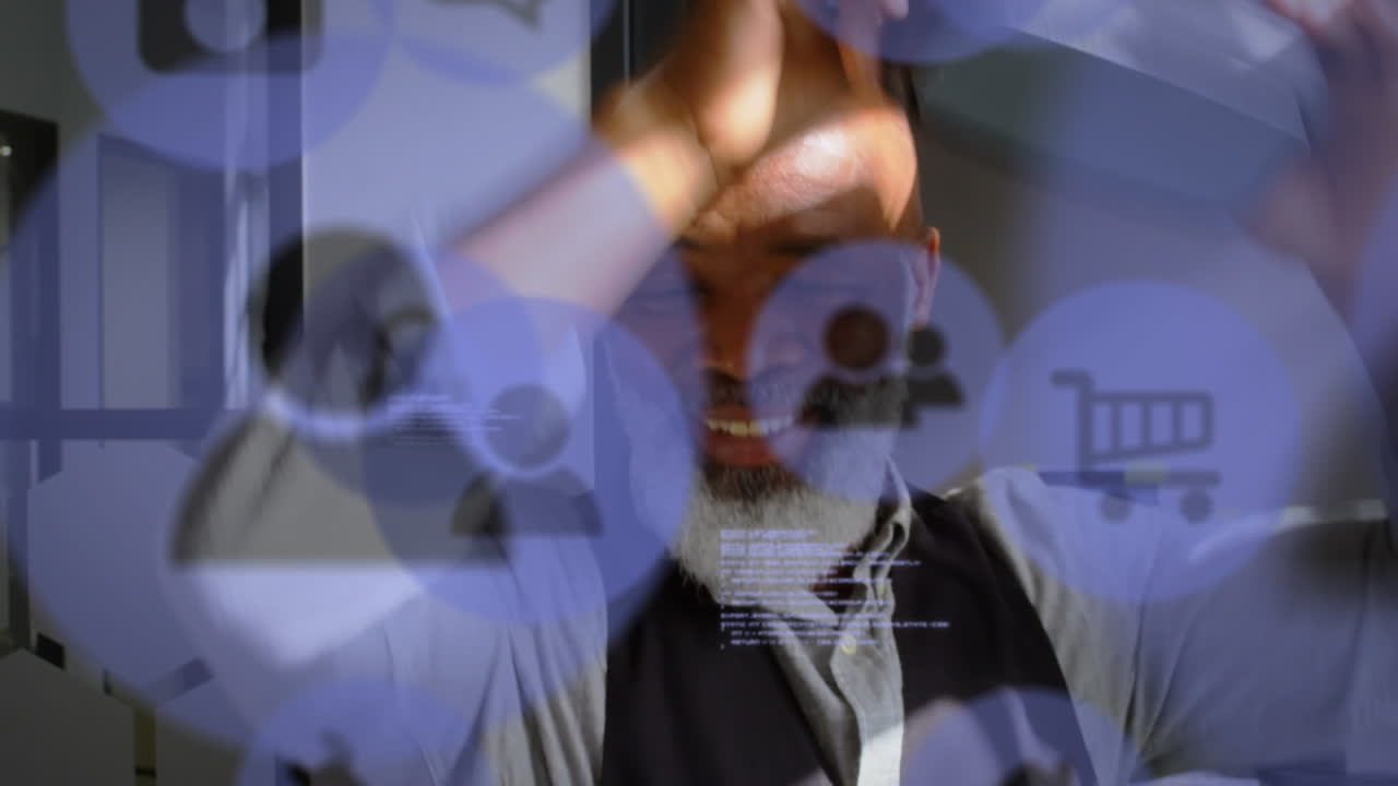 animación de procesamiento de datos e iconos de redes sociales sobre un hombre afroamericano que usa auriculares vr