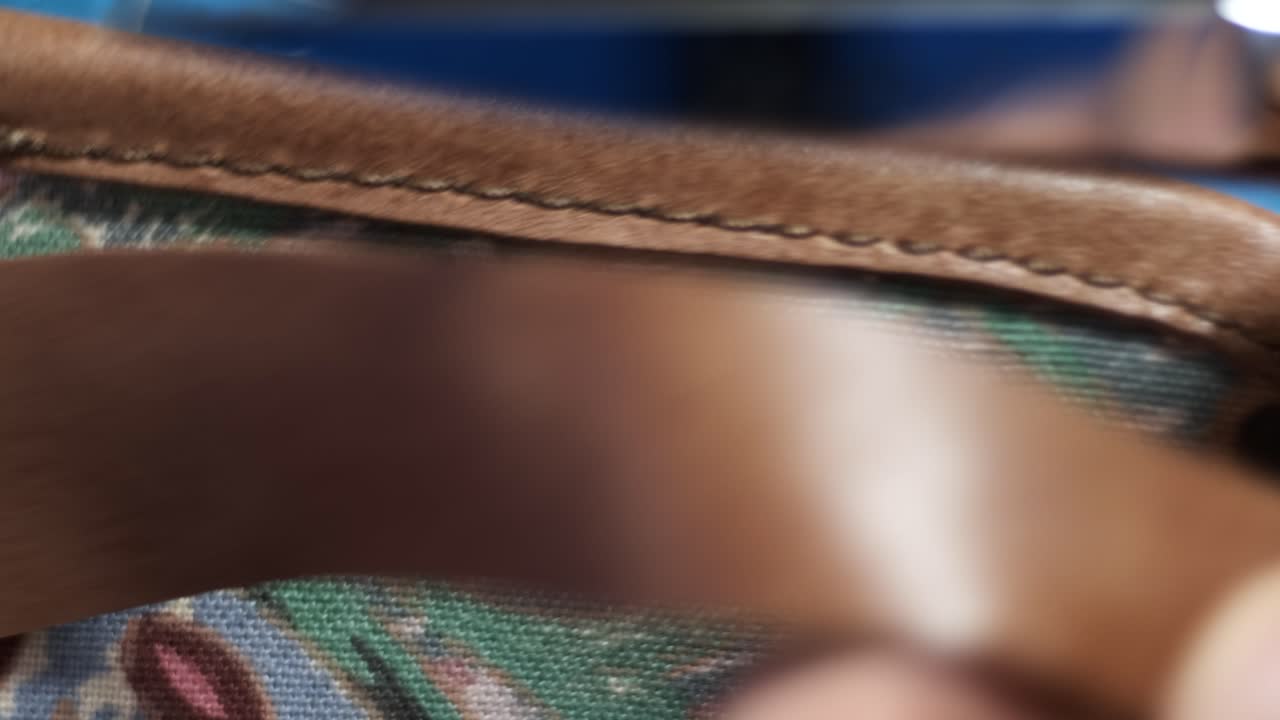 corte de cuero con tijeras trabajos artesanales de cuero