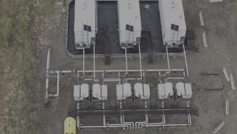 imágenes completas de drones que muestran el diseño de tuberías y tanques de almacenamiento en el sector energético de la columbia británica.