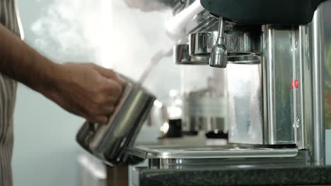 vertiendo leche en la taza de café. fondo de madera blanca de época.