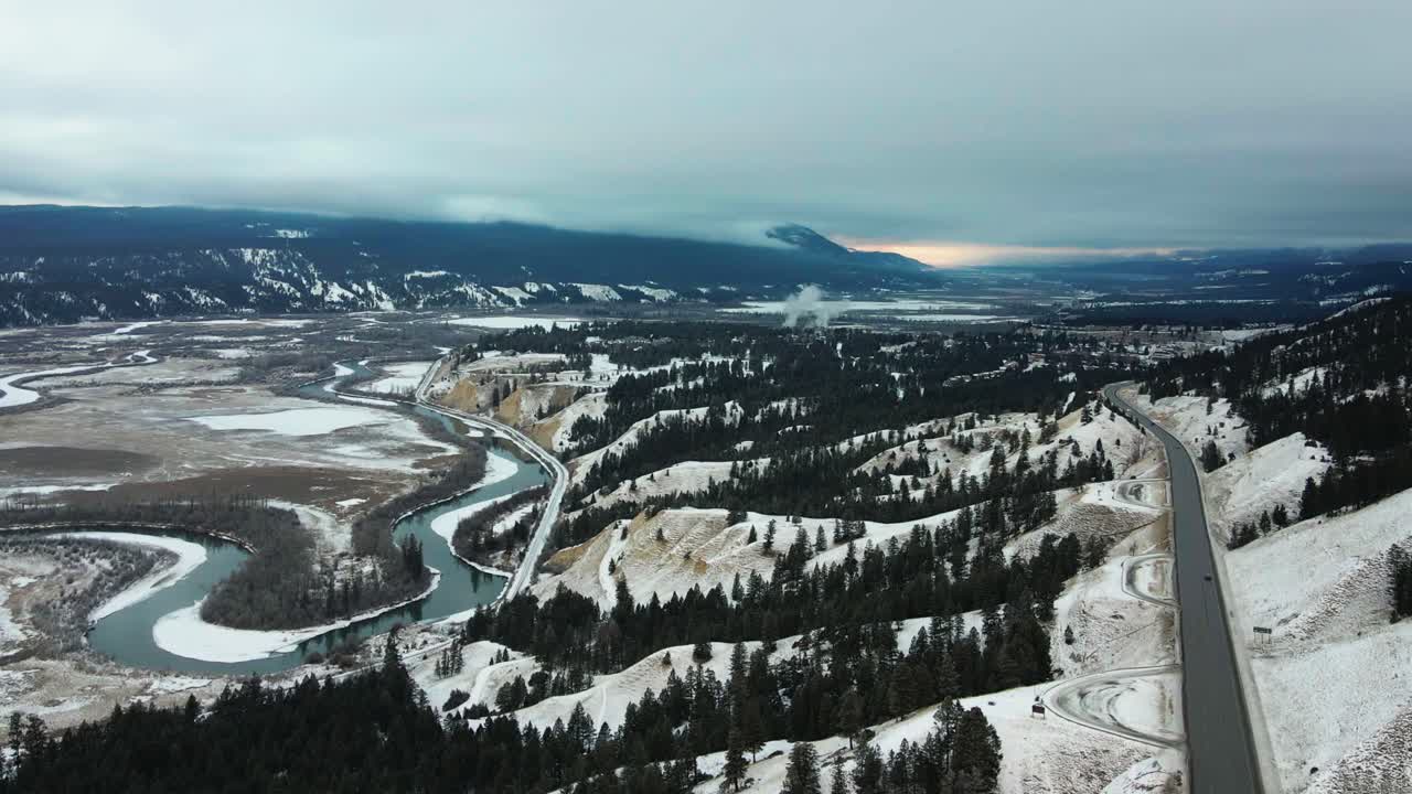 toma aérea de la escena panorámica del espectacular paisaje invernal: vista de la autopista 95 de cariboo y bancos de arena cubiertos de nieve a lo largo de las riberas de los ríos columbia