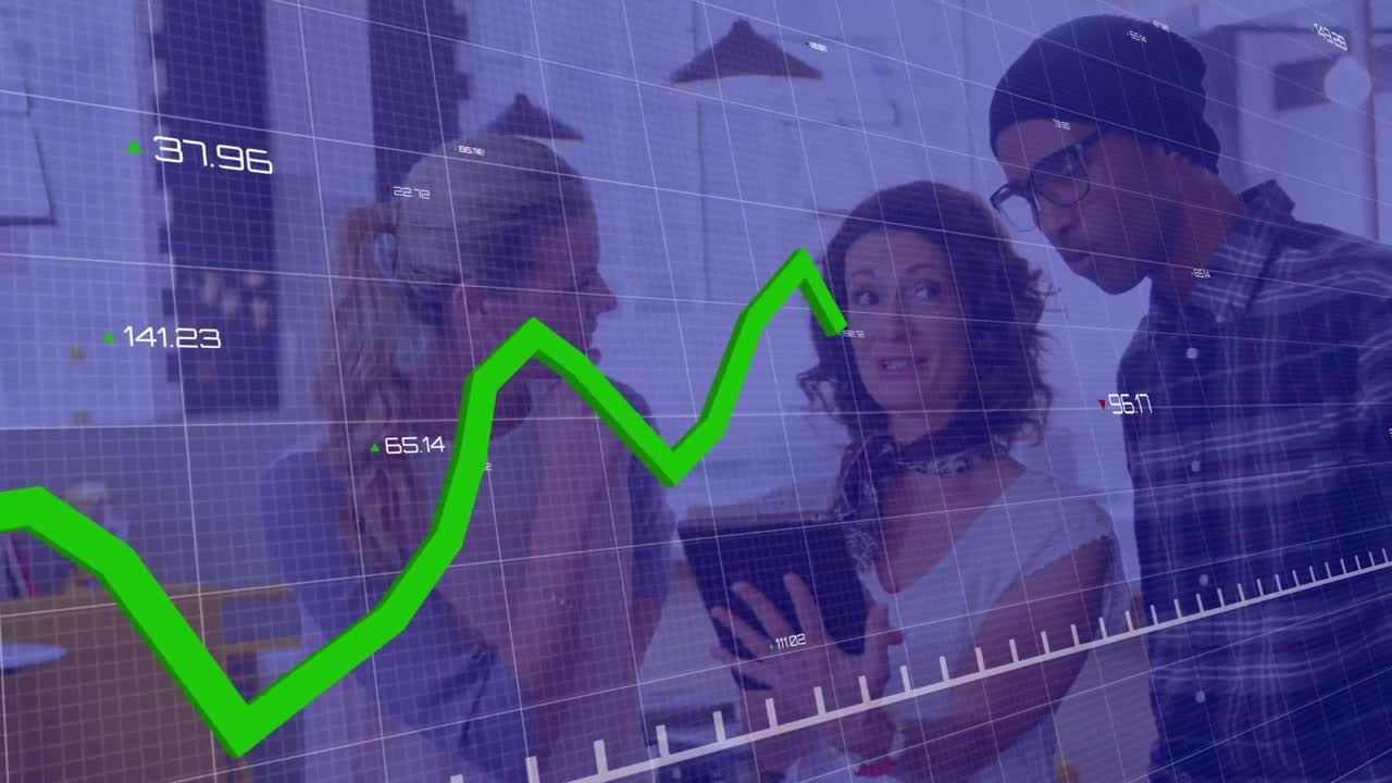 animación del procesamiento de datos estadísticos en un grupo diverso de colegas discutiendo en la oficina