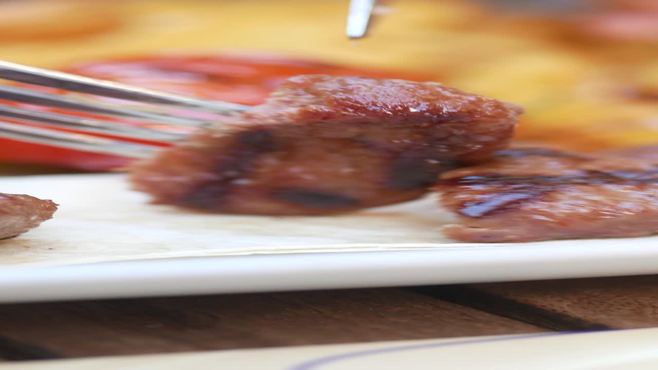 토마토 와 감자 를 은 접시 에 그릴 된 고기 어리 들 의 근처