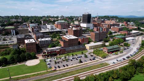 Langsamer-Luftstoß-In-Die-Skyline-Von-Lynchburg,-Virginia