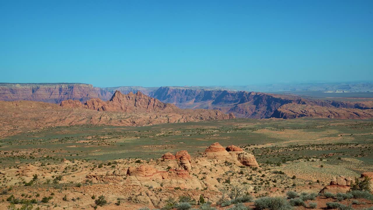 экстремально широкий ландшафтный снимок, показывающий сухой пустынный пейзаж с красочными горами и плато, покрытыми сальвией, во время похода в аризоне, сша, в теплое солнечное весеннее утро