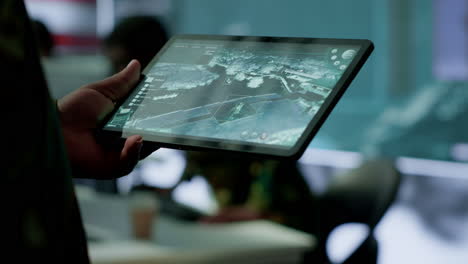 personal militar en un entorno de alta tecnología salvaguarda información clasificada