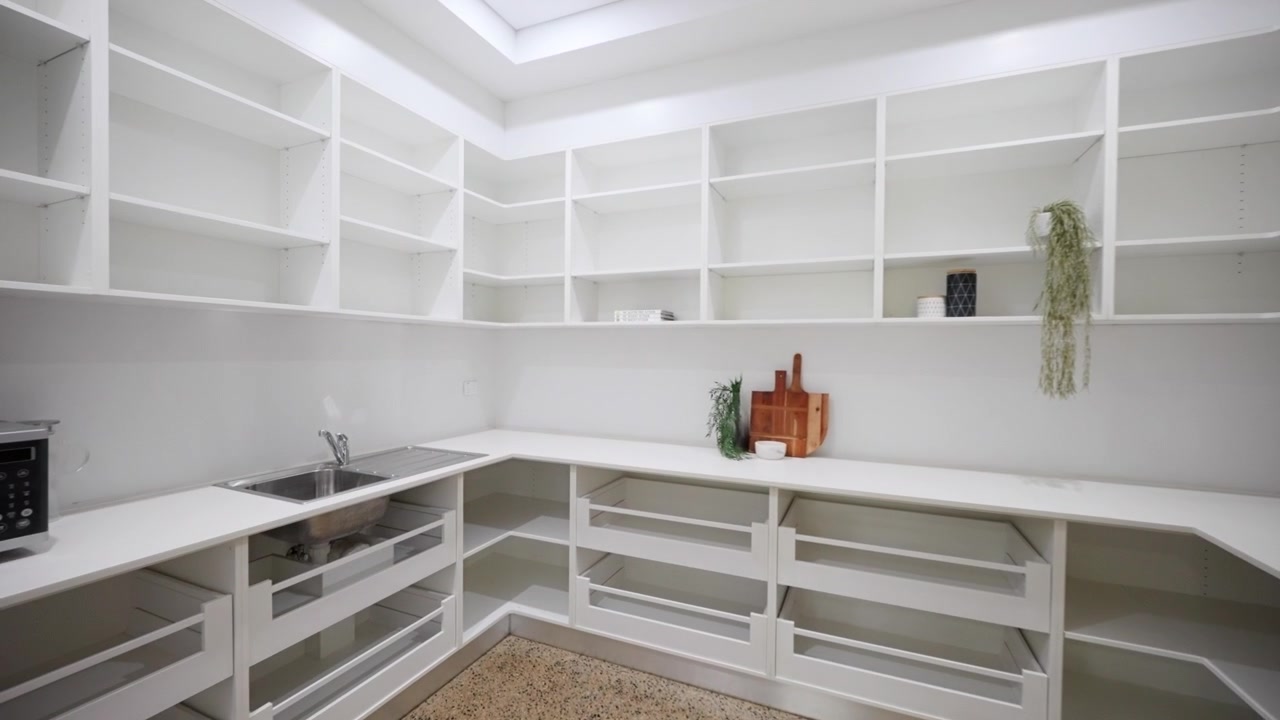 Ahşap ve parlak özelliklere, sarkıt aydınlatmaya ve kilerli devasa modern mutfak. Sade, zarif mimari ve iç tasarım.
