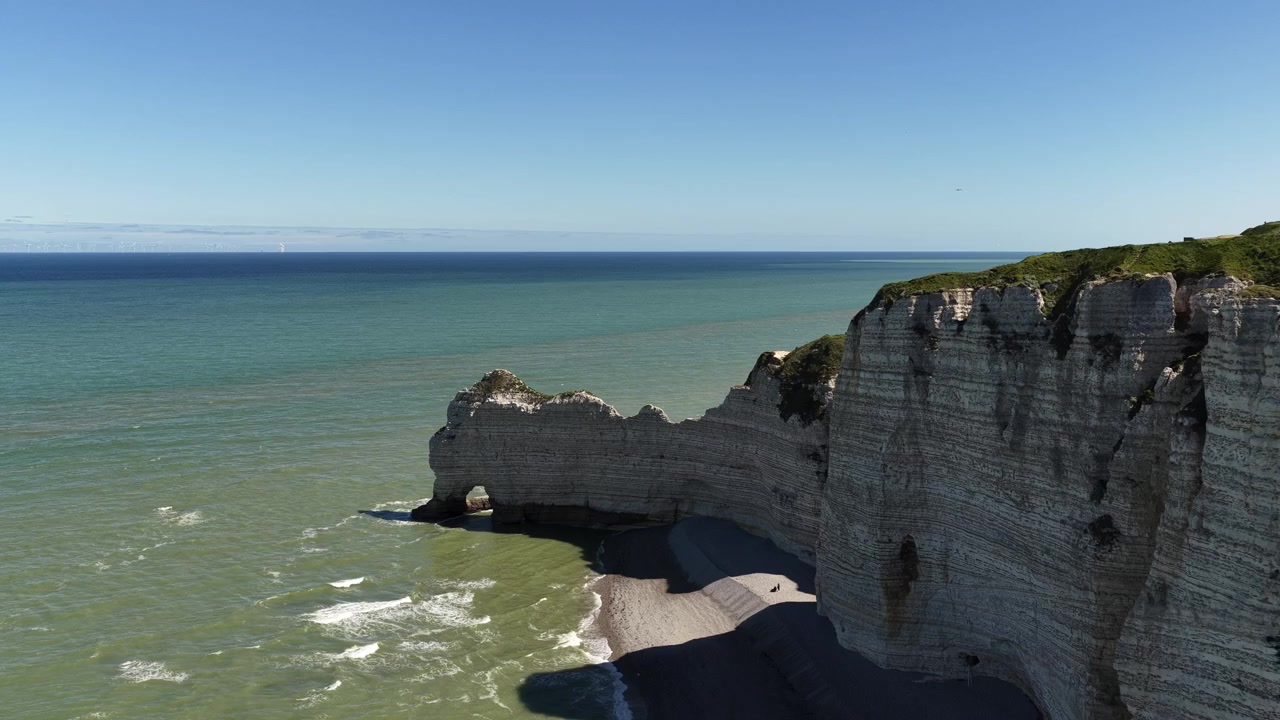 Vue aérienne par drone des falaises d'Étretat sur la côte normande, en France, le long de la Manche.