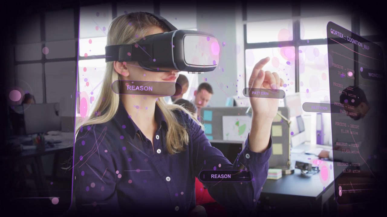 Donna con visore VR che si tiene il mento, esegue un gesto di pizzicamento e testa i pannelli HUD della tecnologia.
