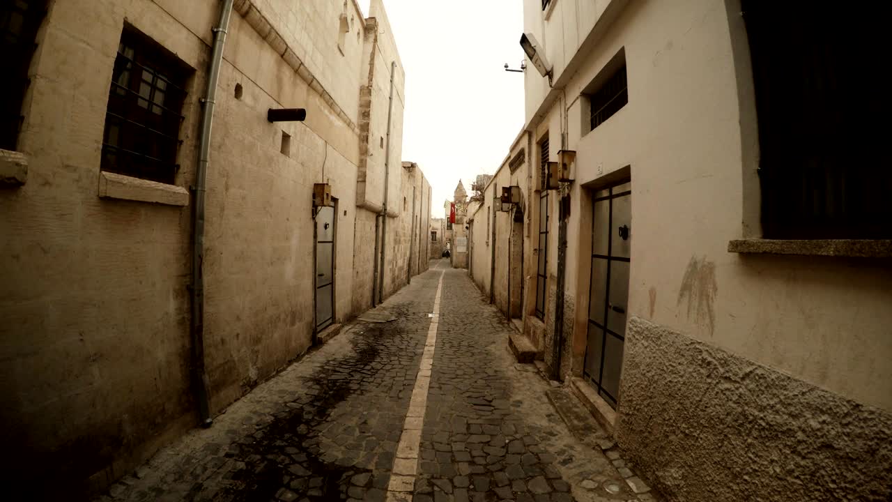 돌로 포장 된 은 고대 거리에서 바를 가진 노동자 urfa