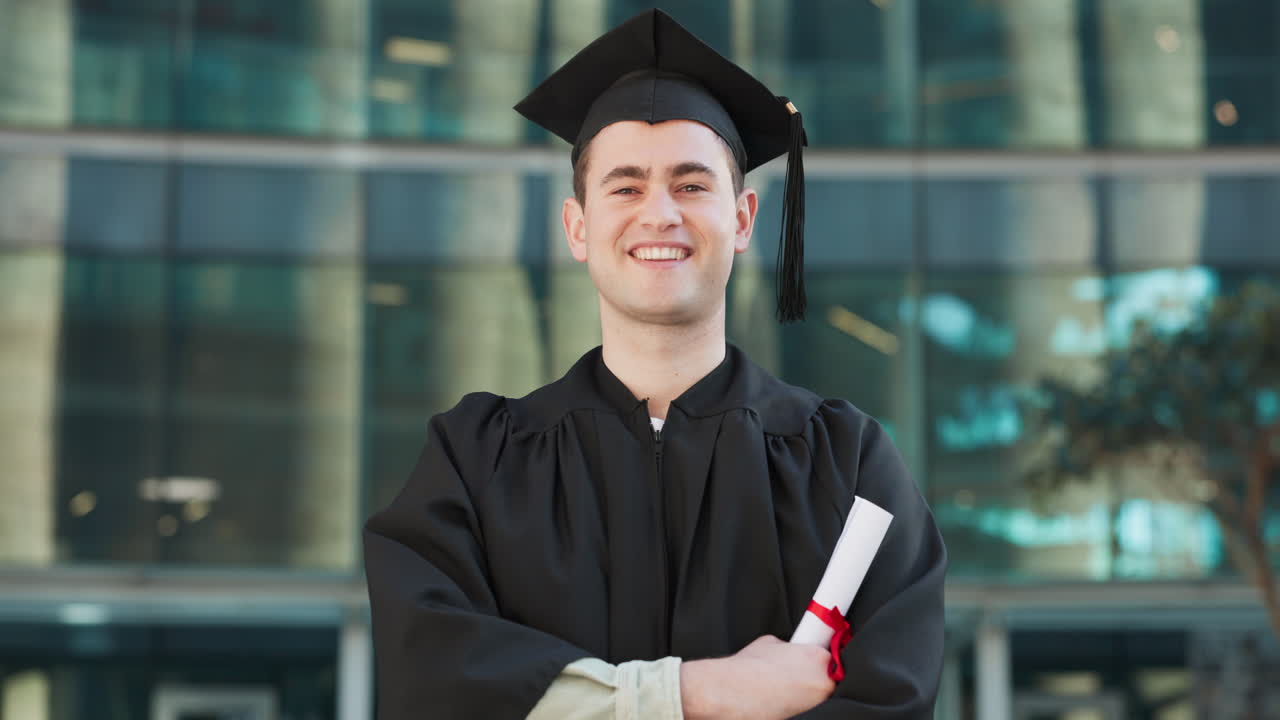 Volto, primo piano e uomo sorridente alla laurea