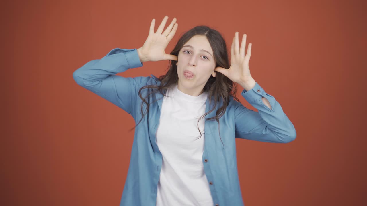 젊은 여성은 재미있는 방식으로 춤을 추고 있습니다.