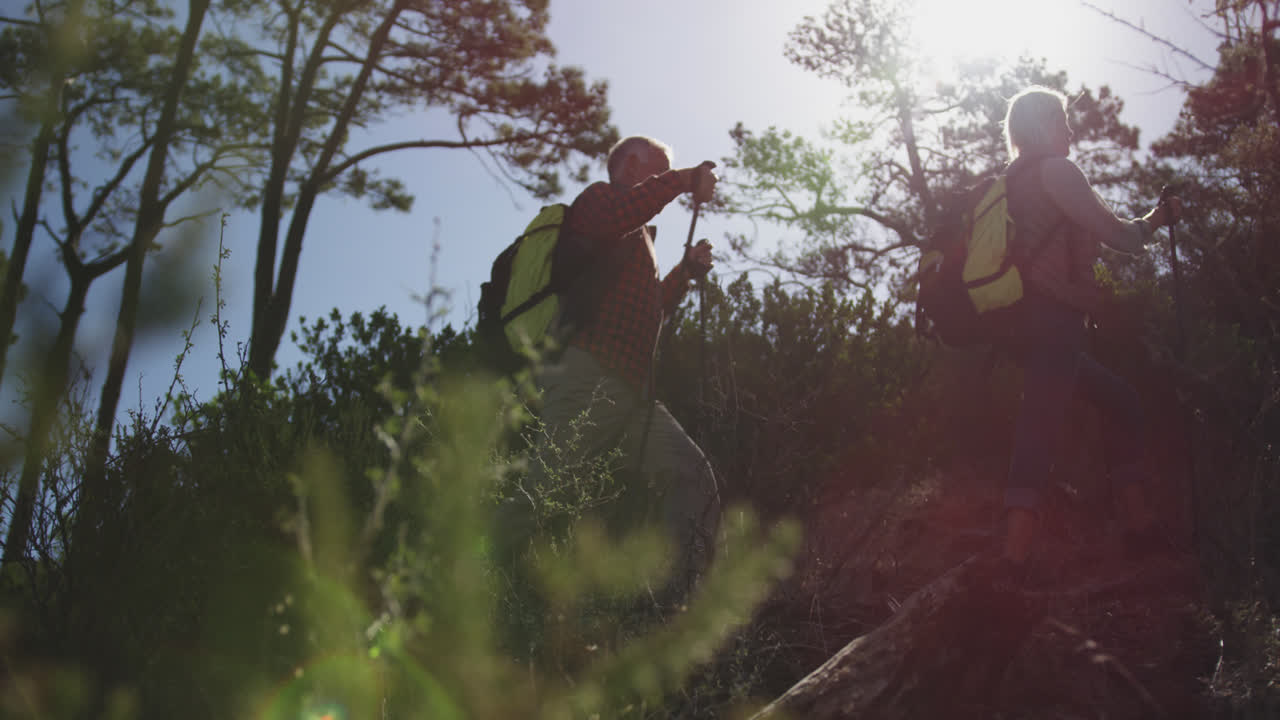 산 위 를 고 있는 활동적 인 노인 부부
