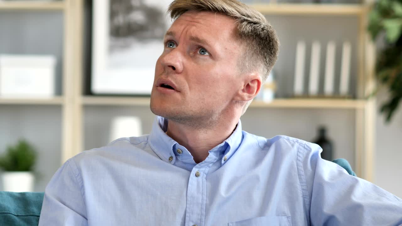 hombre de mediana edad confundido y asustado mirando a su alrededor