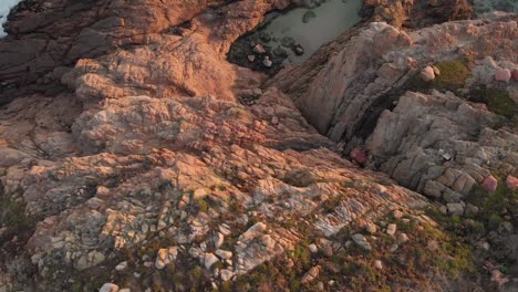 Video-Mit-Wunderschönem-Blick-Auf-Die-Meeresküste-Mit-Wellen-Und-Felsen