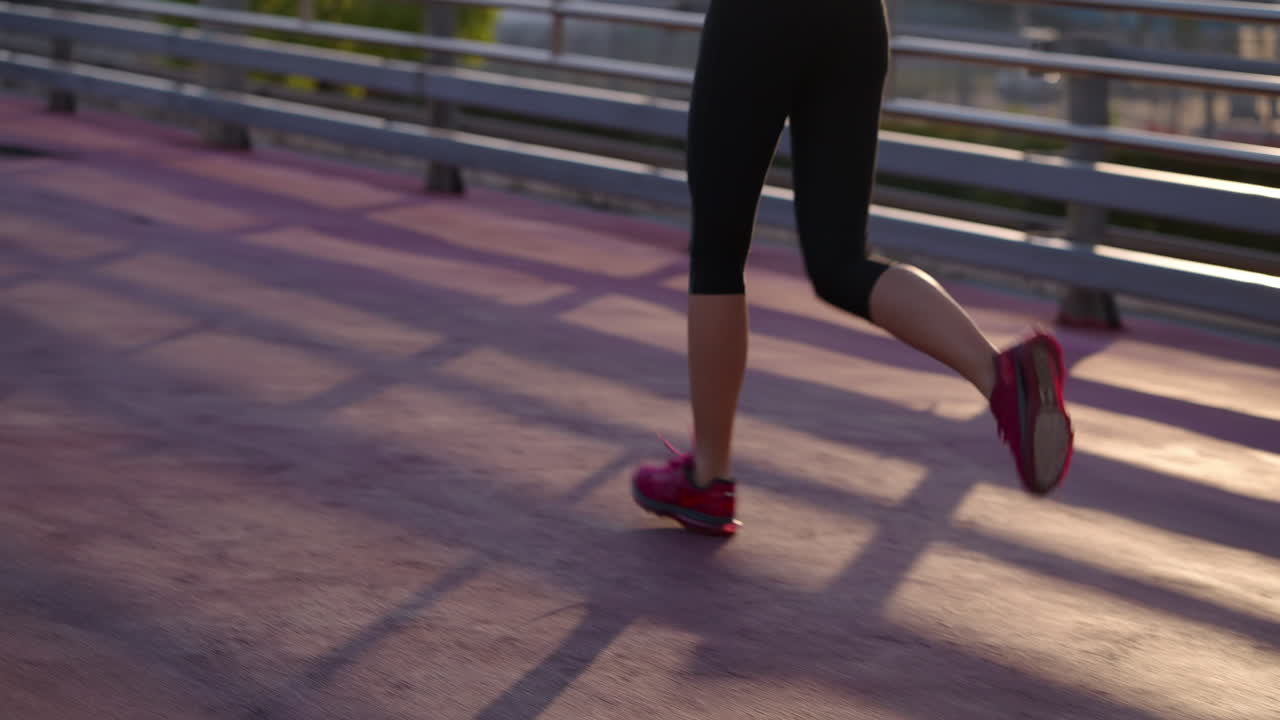 도시 다리 에서 달리는 여자