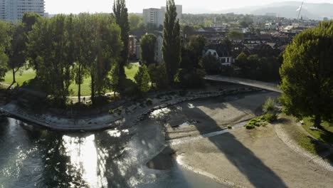 Luftfliegen-Seitwärts,-Das-Schöne-Birsköpfli-Und-Den-Rhein,-Basel,-Schweiz-Zeigt