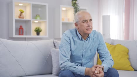 el anciano en duelo está pensando y sufriendo de depresión.