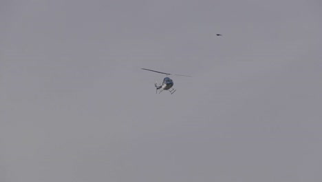 helicóptero sobrevuela en un día nublado