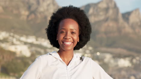 Naturaleza,-Feliz-Y-Sonrisa-De-Una-Mujer-Negra-De-Pie