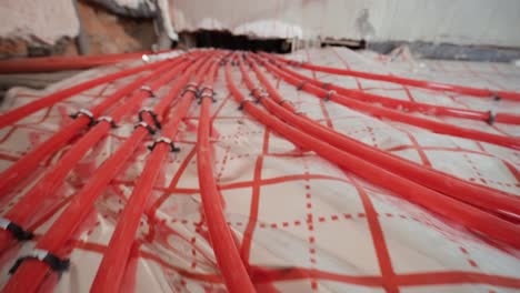 instalación de tuberías de calefacción por suelo para la calefacción de agua. sistemas de caleficación. tuberías para un piso aislado térmicamente.