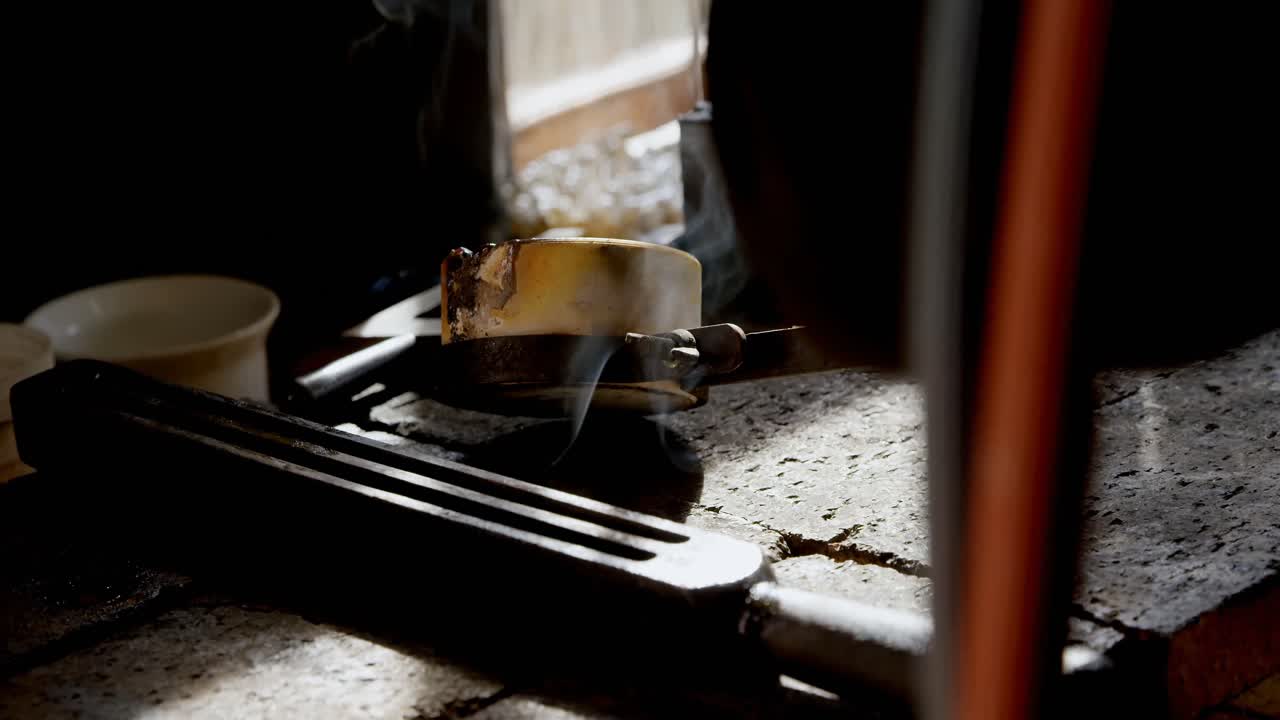 작업장 4k에서 휘두르는 금속에서 연기가 방출됩니다.