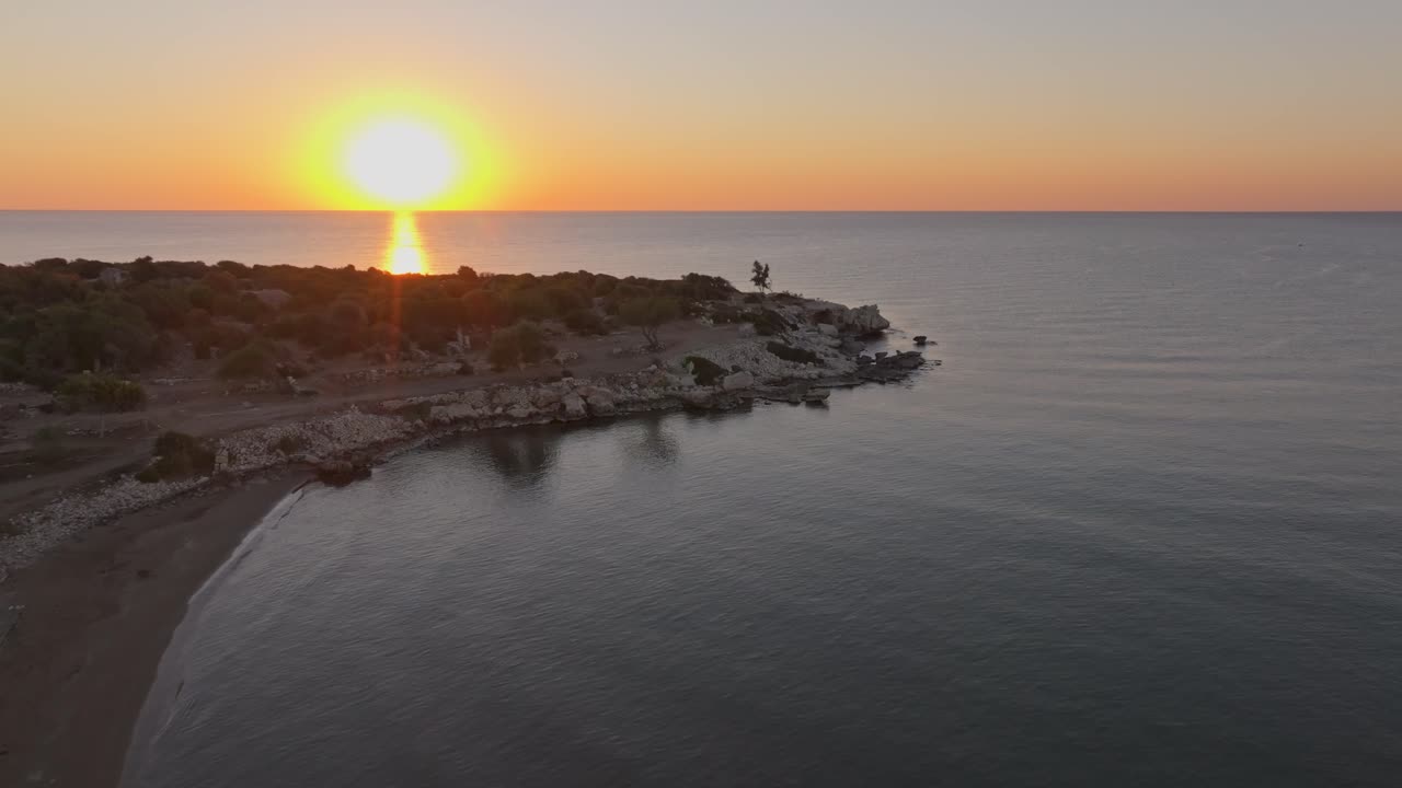 Rantakalliot ja kimaltelevat vedet Kizkalesissa, Turkissa.
