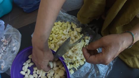 diente de ajo fresco cortado en un cortador de verduras tradicional