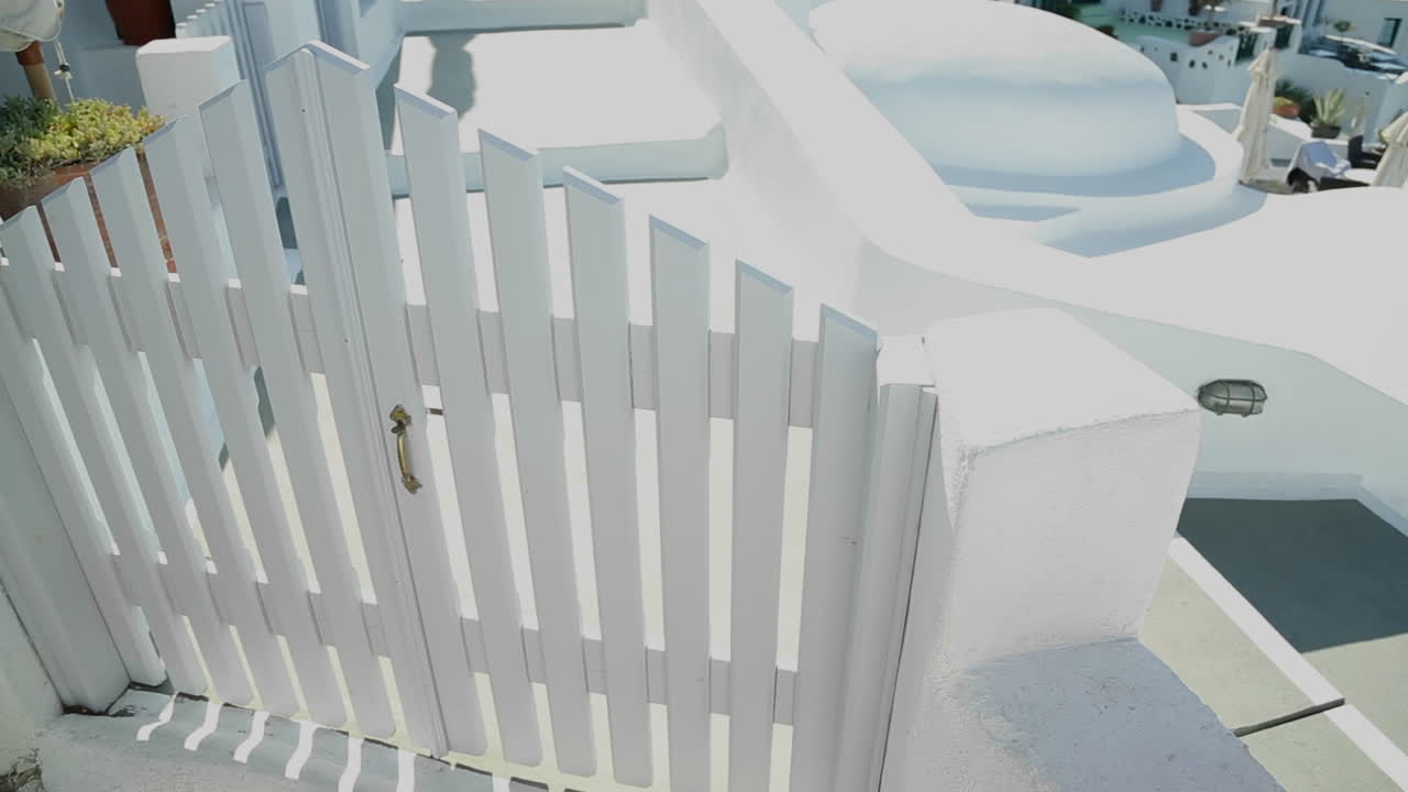 hermosas paredes y puertas encaladas en la isla de santorini en grecia