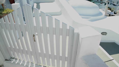 Beautiful-whitewashed-walls-and-gates-on-the-island-of-Santorini-in-Greece