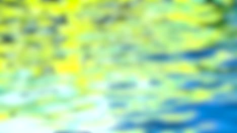 reflejos desenfocados en el agua de mar.