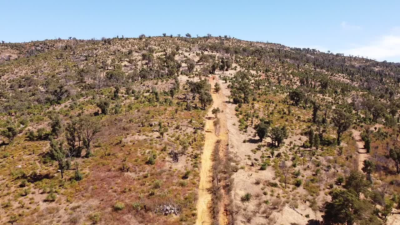 vista aérea moviéndose hacia la ladera del interior con sendero de senderismo, perth, australia
