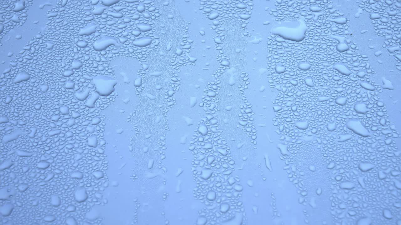 movimiento de la cámara sobre fondo metálico con gotas de lluvia