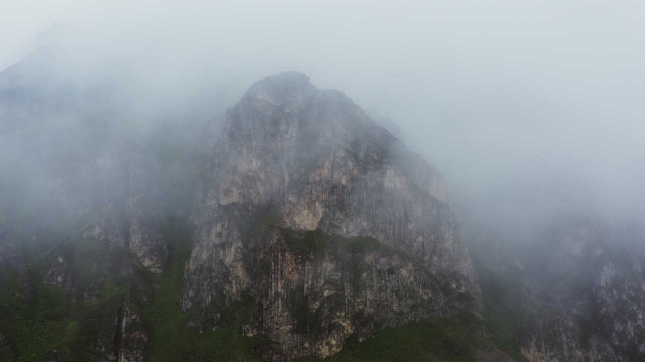 el pico de la montaña de la niebla