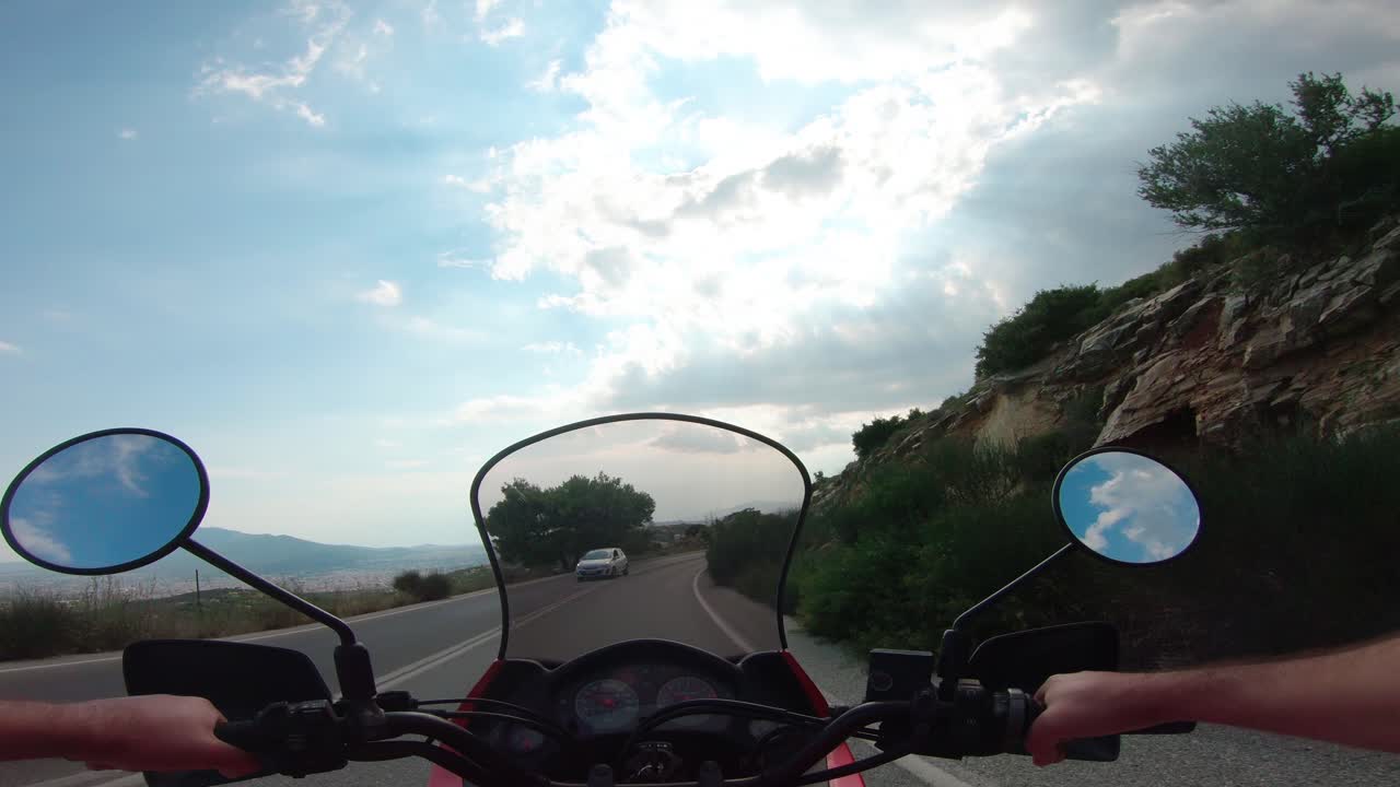 montando una motocicleta en la montaña penteli en grecia