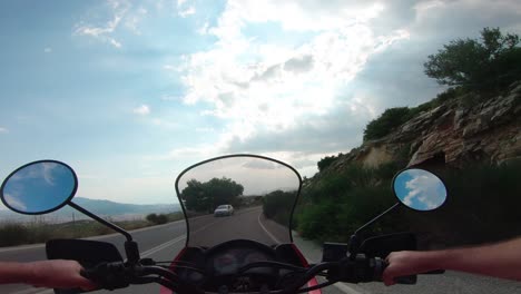 Montando-Una-Motocicleta-En-La-Montaña-Penteli-En-Grecia