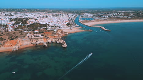 acantilados rocosos y un hermoso océano azul durante el verano en praia dona ana en el algarve en portugal, vista aérea de drones