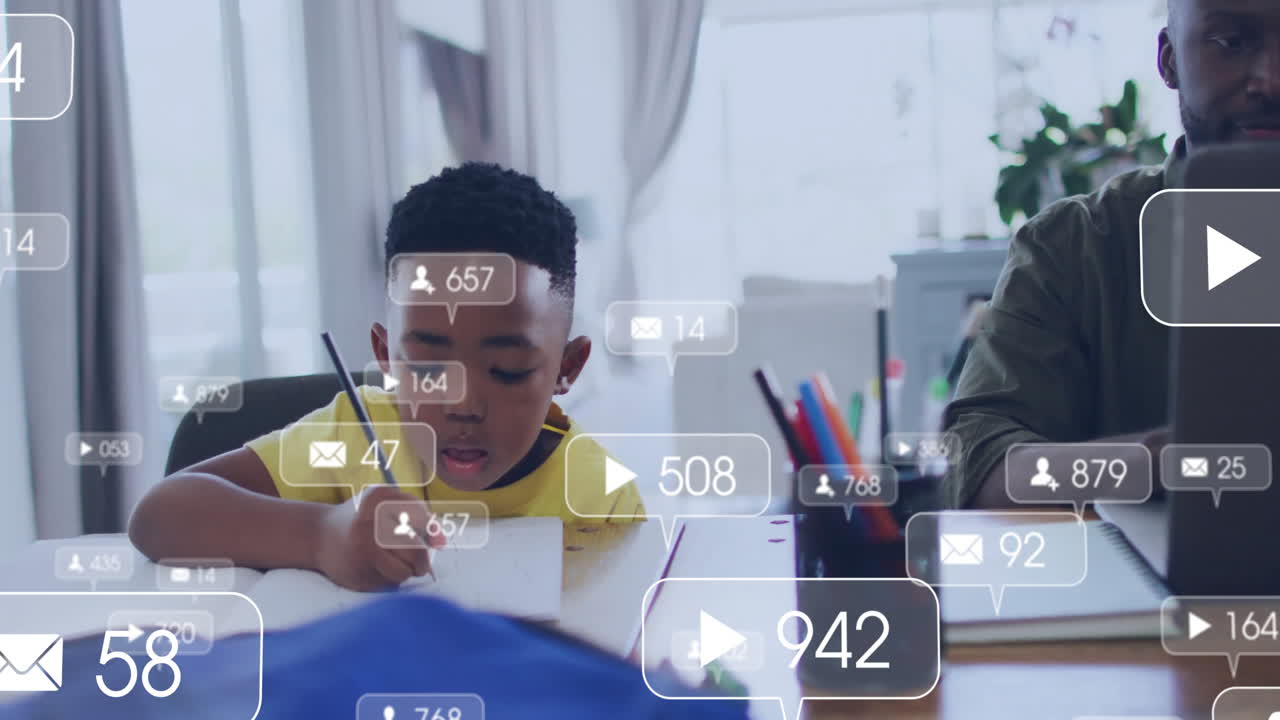 estudiando en la mesa, niños con notificaciones de redes sociales animación apareciendo