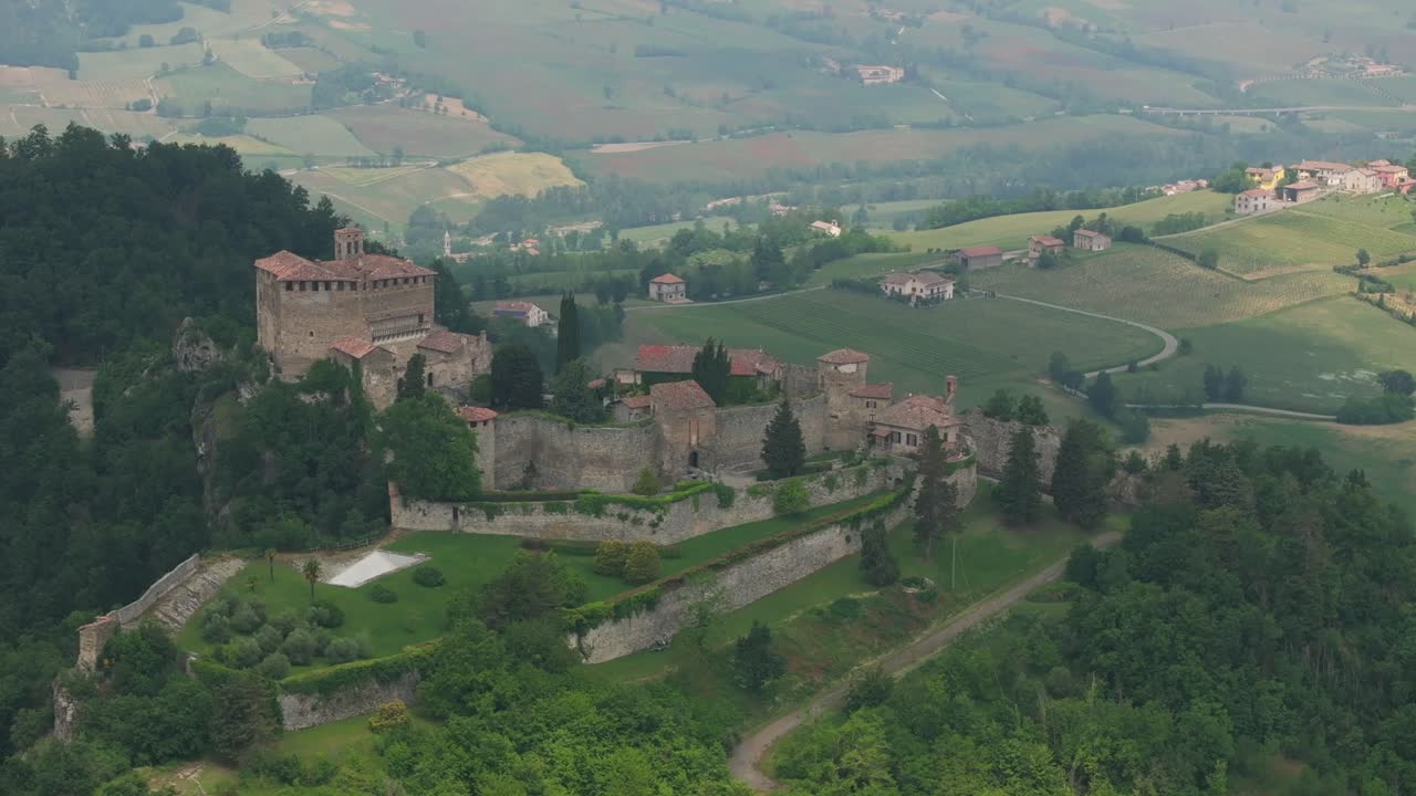 rocca olgisio en la cima de la colina, pianello val tidone en italia