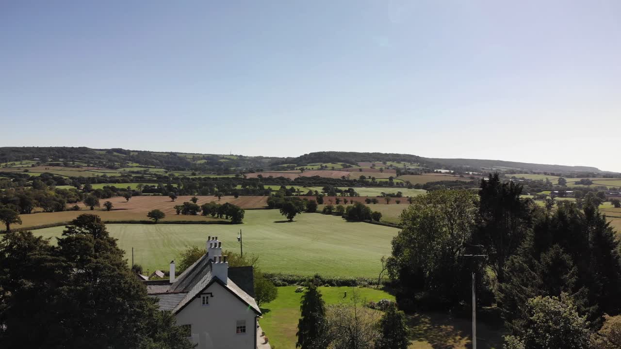 Ilmakuva Pyhän Marian ja Pyhän Gilesin kirkon kellotornista, Buckerell, Devon. Nosto ylöspäin.