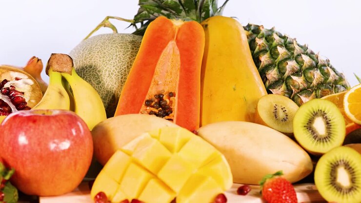 Esposizione vivace di vari frutti freschi insieme