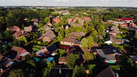 Colorido-Drone-Aéreo-Volando-Sobre-Un-Pueblo-Alemán-Con-Casas-Y-Piscinas