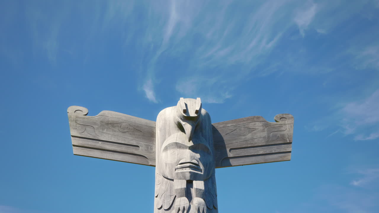 Statua totemica di aquila Inuit nella Columbia Britannica