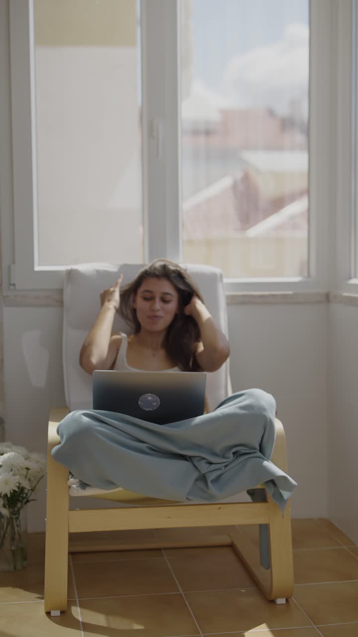 mujer trabajando desde casa en el balcón