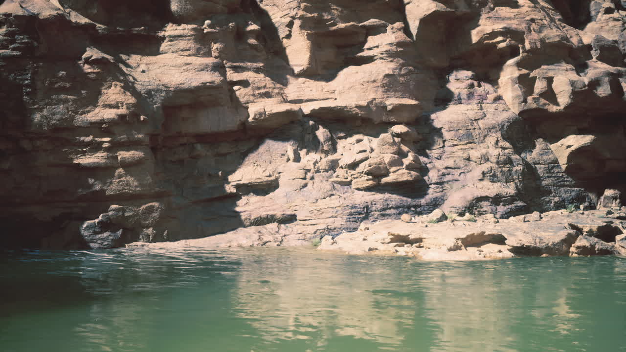 agua tranquila que refleja formaciones rocosas escarpadas en un entorno natural